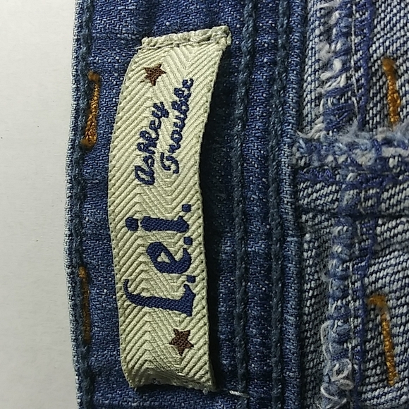 Lei Denim Skirt. - Picture 3 of 6